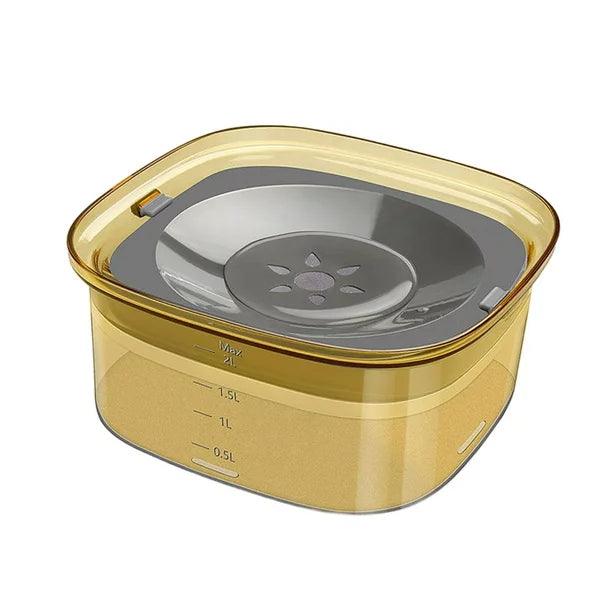 Fitlybuy transparent amber anti-spill pet water bowl with gray floating disk and 2L capacity markings on a white background.