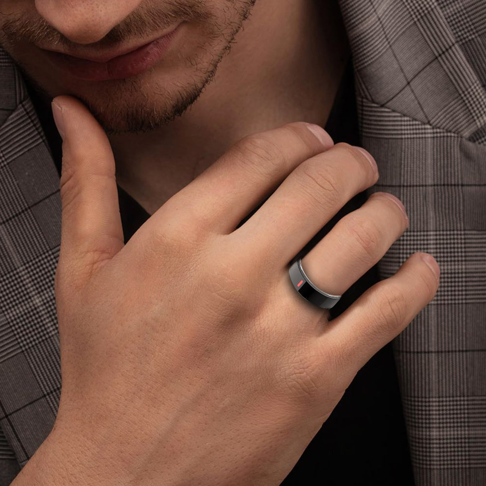 A man in a plaid blazer wears the black Fitlybuy Kexi-Life R03 smart ring with a sleek biometric sensor on his finger.