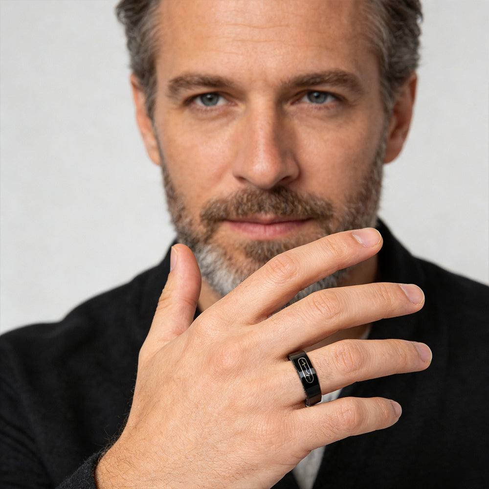 Man wearing a black Fitlybuy Kexi-Life R09 smart ring for ECG, blood pressure, and health monitoring.