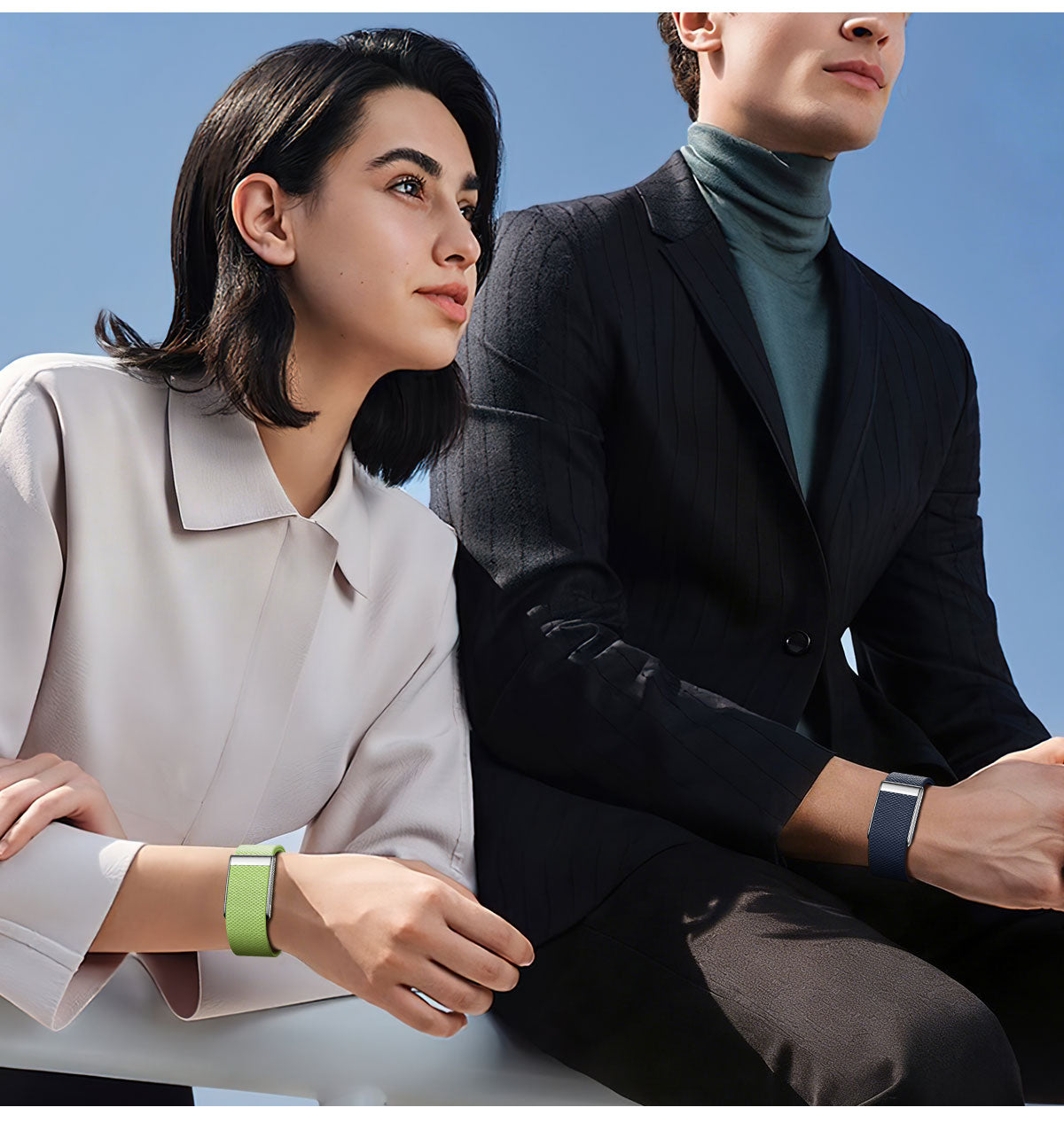 Fitlybuy Kexi-Life health bracelet with green and blue bands on people wearing professional attire against a blue sky.