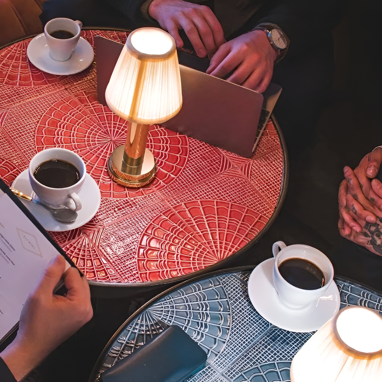 Fitlybuy vintage dimmable table lamp with gold aluminum base and fabric shade on a cafe table with coffee and a laptop.