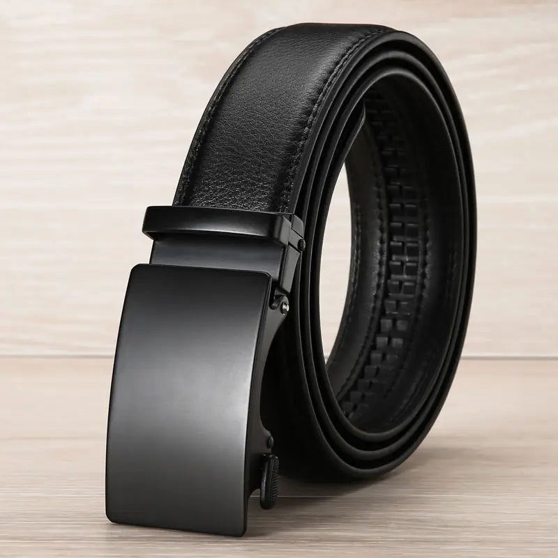 Fitlybuy black PU leather men’s belt featuring a smooth automatic buckle and ratcheting strap on a wood surface.