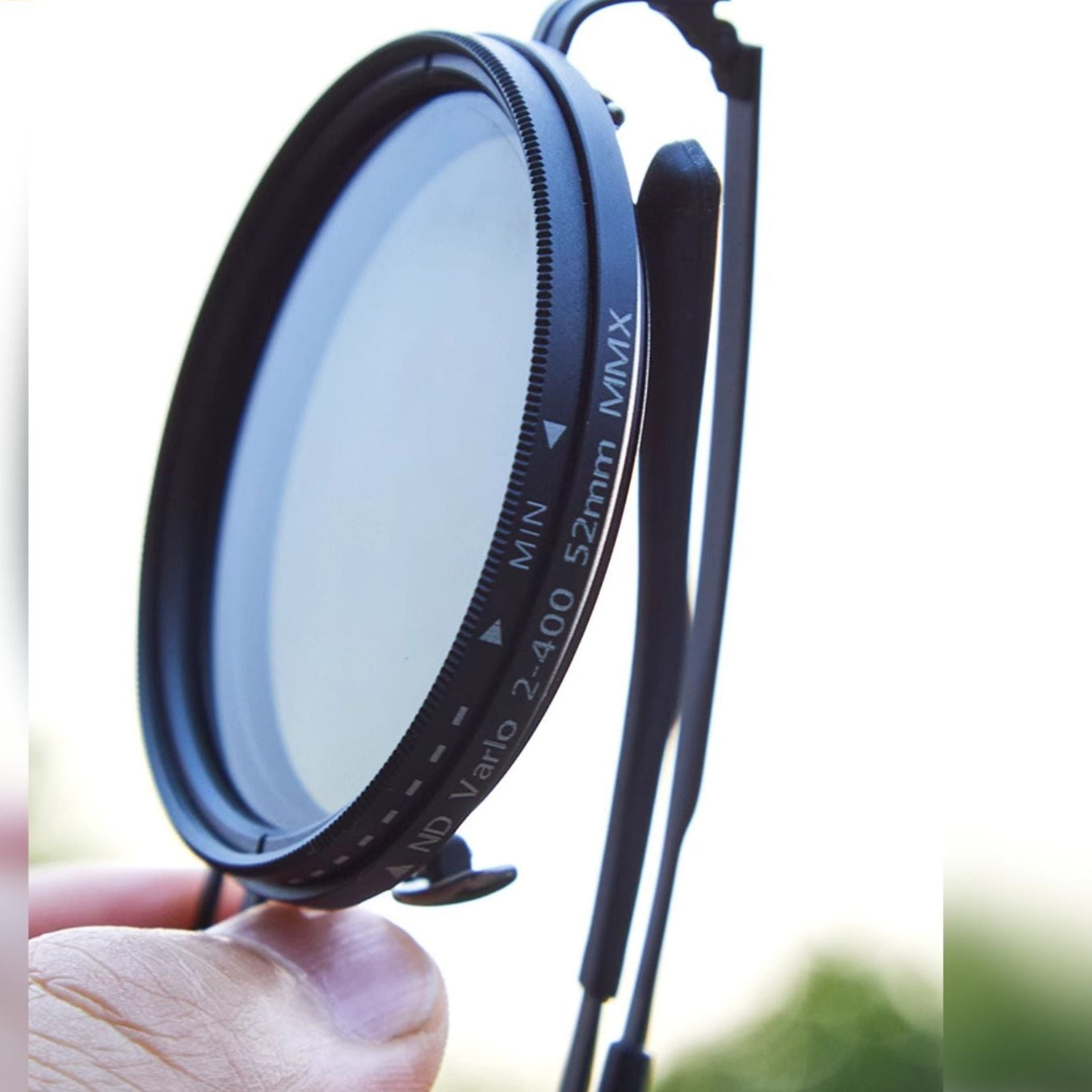 Fitlybuy unisex round sunglasses with adjustable black metal frame and polarized light-reduction lens held by hand.