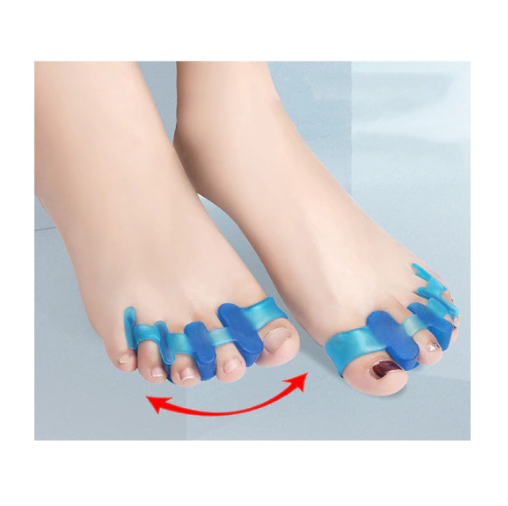 Fitlybuy blue silicone toe separators aligning toes on bare feet with a red arrow indicating corrective movement.